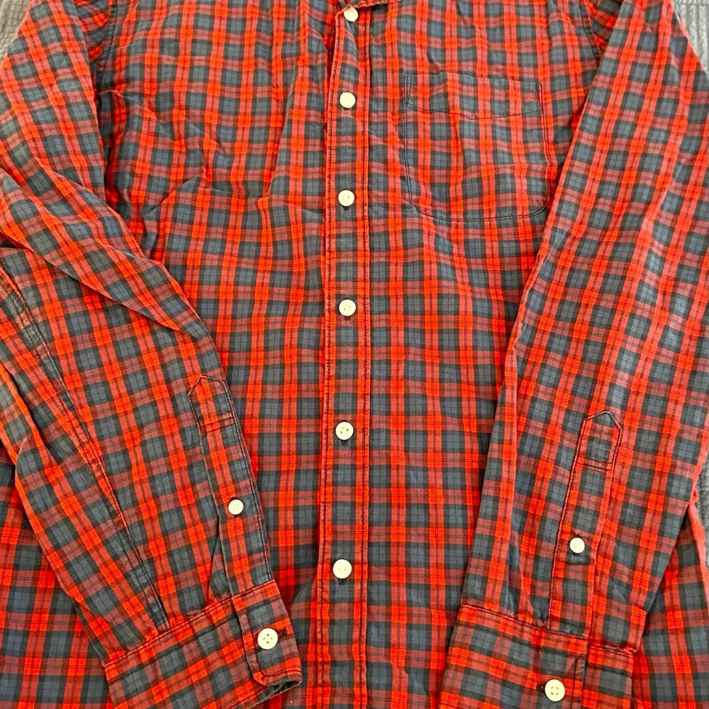 American Eagle Mens button down shirt. Size Medium